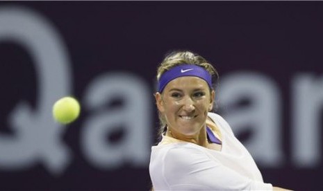 Petenis asal Belarus, Victoria Azarenka, mengembalikan bola saat menghadapi petenis Amerika Serikat, Christina Mchale, di laga turnamen Qatar Terbuka di Doha pada Kamis (14/2). 