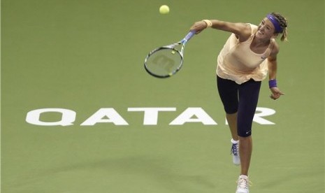 Petenis asal Belarusia, Victoria Azarenka, melepaskan servis kerasnya saat menghadapi petenis Swiss, Romina Oprandi, di putaran kedua turnamen Qatar Terbuka di Doha pada Rabu (13/2). 