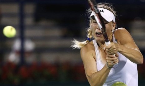 Petenis asal Denmark, Caroline Wozniacki, melepaskan pukulan saat menghadapi petenis Prancis, Marion Bartoli, di perempat final Kejuaraan Dubai 2013 di Dubai, Uni Emirat Arab, Kamis (21/2). 