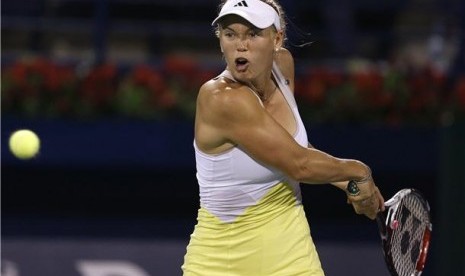 Petenis asal Denmark, Caroline Wozniacki, membalikkan pukulan saat menghadapi petenis Republik Cheska, Lucie Safarova, di tunggal putri turnamen Dubai pada Selasa (19/2).  