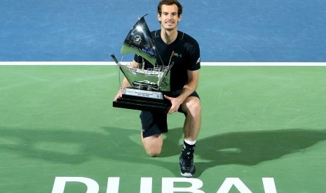 Petenis asal Inggris Raya, Andy Murray memegang trofi Kejuaraan ATP di Dubai, UEA, Sabtu (4/3). Pada partai final, Murray mengalahkan Fernando Vargasco.(EPA/Patrick Castillo)