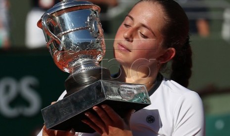 Petenis asal Latvia, Jelena Ostapenko, berpose dengan trofi Prancis Terbuka. Petenis berusia 20 tahun itu mengalahkan Simona Halep dari Rumania pada final di Roland Garros, Paris, Prancis, Sabtu (10/6) waktu setempat. 