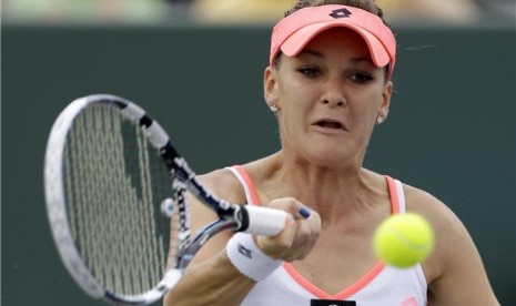 Petenis asal Polandia, Agnieszka Radwanska, membalikkan pukulan saat menghadapi Sloane Stephens di laga turnamen tenis Sony Terbuka di Key Biscayne, Florida, Miami, Senin (25/3). 