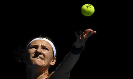 Petenis Belarusia, Victoria Azarenka melakukan servis pada laga melawan Jessica Pegula.