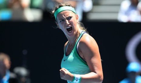 Petenis Belarusia, Victoria Azarenka, meluapkan emosinya usai mengalahkan petenis Jepang, Naomi Osaka, di putaran ketiga Australia Terbuka di Melbourne pada Sabtu (23/1). 