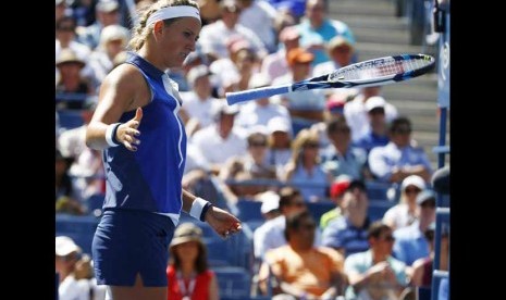 Petenis Belarusia, Victoria Azarenka, membanting raketnya setelah menelan kekalahan dari petenis Rusia, Ekaterina Makarova, di perempat final turnamen tenis grand slam Amerika Terbuka di Flushing Meadows, New York, Rabu (3/9). 