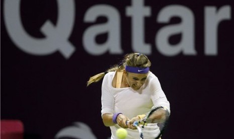 Petenis Belarusia, Victoria Azarenka, mengembalikan bola tembakan petenis Polandia, Agnieszka Radwanska, di semifinal Qatara Terbuka di Dubai pada Sabtu (16/2). 