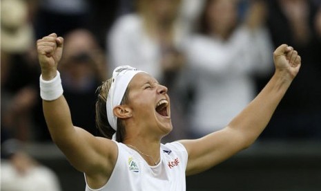 Petenis Belgia, Kirsten Flipkens, meluapkan kegembiraannya usai mengalahkan petenis Ceska, Petra Kvitova, dalam perempat final Wimbledon di London, Inggris, Selasa (2/7). 