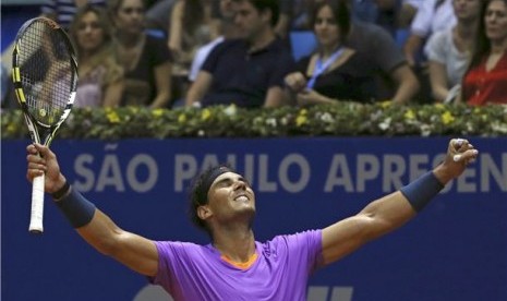 Petenis berdarah Spanyol, Rafael Nadal, merayakan kemenangannya usai mengalahkan petenis Argentina, David Nalbandian, di partai final tunggal putra Brazil Terbuka 2013 di Sao Paulo, Brazil, Ahad (17/2). 