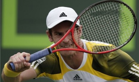 Petenis Britania, Andy Murray, melepaskan pukulan saat menghadapi petenis Bulgaria, Grigor Dimitrov, di laga turnamen tenis Sony Terbuka di Key Biscayne, Florida, Miami, Senin (25/3). 