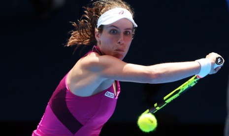 Petenis Britania, Johanna Konta, melepaskan pukulan saat menghadapi petenis Amerika Serikat, Venus Williams, dalam laga putaran pertama turnamen Australia Terbuka di Melbourne, Australia, Selasa (19/1). 