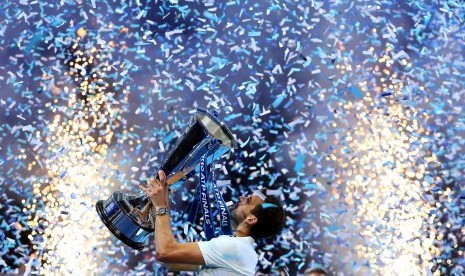 Petenis Bulgaria, Grigor Dimitrov, merayakan kemenangannya usai mengalahkan petenis Belgia, David Goffin, di final tunggal putra ATP Finals di London, Inggris, pada Ahad (19/11). 