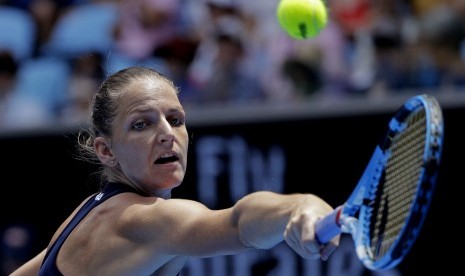 Petenis Ceska, Karolina Pliskova, membalikan tembakan bola rekan senegaranya, Lucie Safarova, dalam pertandingan putaran ketiga turnamen tenis Australia Terbuka di Melbourne, Australia, Sabtu (20/1). 