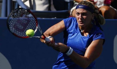 Petenis Ceska, Petra Kvitova, mengembalikan pukulan petenis Petra Cetkovska di pertandingan turnamen Amerika Terbuka di Flushing Meadows, New York, Amerika Serikat, Kamis (28/8). 