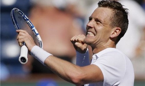 Petenis Cheska, Tomas Berdych, melakukan selebrasi usai menaklukkan petenis Afrika Selatan, Kevin Anderson, di perempat final BNP Paribas Terbuka di Indian Wells, California, Kamis (14/3).  