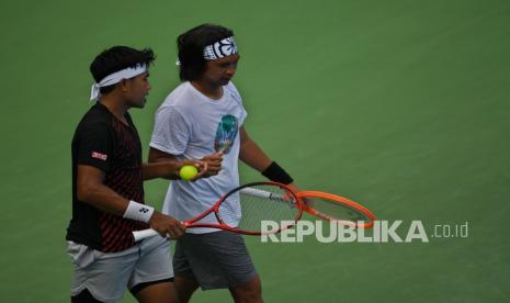 Petenis Christopher Rungkat (kanan) dan Muhammad Rifqi Fitriadi (kiri) berdiskusi saat latihan jelang ajang Piala Davis 2023.