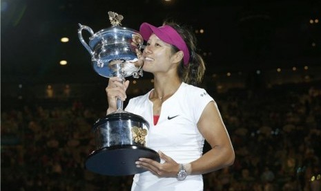 Petenis Cina, Li Na, berpose bersama piala Daphne Akhurst Memorial usai mengalahkan petenis Slovakia, Dominika Cibulkova, di partai final Australia Terbuka di Melbourne, Australia, Sabtu (25/1). 