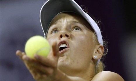 Petenis Denmark, Caroline Wozniacki, bersiap melepaskan servis dalam pertandingan turnamen Qatar Terbuka di Doha pada Rabu (13/2). 