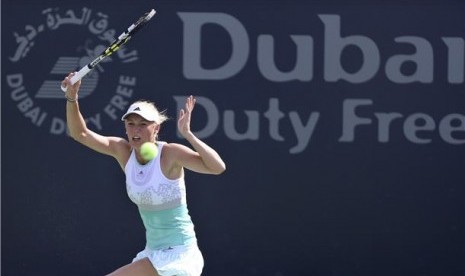 Petenis Denmark, Caroline Wozniacki, membalikkan pukulan petenis Jerman, Annika Beck, dalam pertandingan tunggal putri putaran kedua turnamen tenis WTA Dubai Terbuka pada Rabu (19/2). 