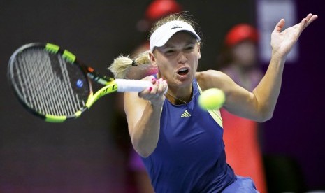 Petenis Denmark, Caroline Wozniacki, membalikkan pukulan petenis Rusia, Anastasia Potapova, dalam pertarungan putaran kedua turnamen tenis St.Petersburg Ladies Trophy di St.Petersburg, Rusia, Kamis (1/2). 