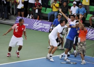 Petenis Ganda Putra Christopher Rungkat dan Elbert Sie, serta pelatih dan official tim tenis Indonesia mengekspresikan kemenangan setelah mengalahkan ganda putra Filipina dalam final Tenis Beregu Putra Sea Games XXVI di Komplek Olah Raga Jakabaring, Palemb