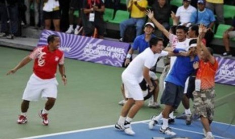 Petenis Christopher Rungkat dan Elbert Sie, serta pelatih dan ofisial tim tenis Indonesia. (ilustrasi)