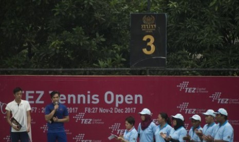 Petenis Indonesia Christopher Rungkat (kedua kiri) dan Justin Barki (kiri) usai menjadi juara ganda putra TEZ Tennis Open, Pro Circuit Federasi Tenis Internasional (ITF) seri F7 Futures di Jakarta, 25 November 2017. 