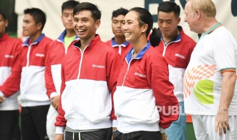 Petenis Indonesia Christopher Rungkat (kiri) dan Aldila Sutjiadi (kanan) diperkenalkan saat pelepasan tim tenis Indonesia untuk SEA Games 2019 di Jakarta, Jumat (22/11/2019).