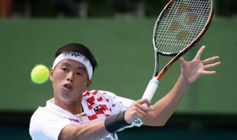 Petenis Indonesia David Agung Susanto mencoba mengembalikan bola kearah petenis Filipina Alberto Lim dalam partai keempat Piala Davis Grup II Zona Asia/Oseania di Stadion Tenis Senayan, Jakarta, Minggu (4/2). David Agung kalah dengan skor 3-6 dan 4-6. 