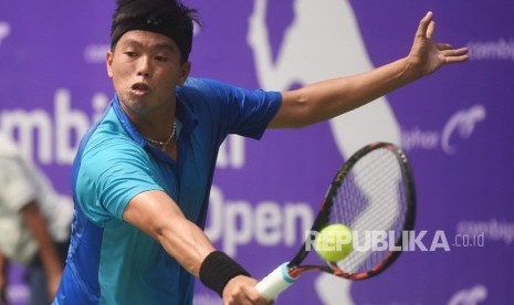 Petenis Indonesia David Agung Susanto mengembalikan bola ke arah lawannya petenis unggulan keempat asal India Aryan Goveas dalam babak kedua Combiphar Indonesia Tennis Open di Jakarta, Kamis (26/7).