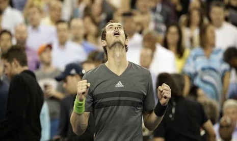 Petenis Inggris, Andy Murray, meluapkan kegembiraannya usai mengalahkan petenis Jerman, Matthias Bachinger, di pertandingan turnamen Amerika Terbuka di Flushing Meadows, New York, Amerika Serikat, Kamis (28/8). 