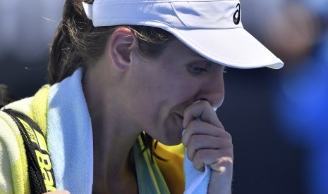 Petenis Inggris, Johanna Konta, meninggalkan lapangan usai menelan kekalahan dari petenis AS, Bernarda Pera, dalam pertandingan putaran kedua turnamen tenis Australia Terbuka di Melbourne, Australia, pada Rabu (18/1). 