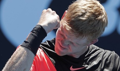 Petenis Inggris, Kyle Edmund, meluapkan kegembiraannya usai mengalahkan petenis Georgia, Nikoloz Basilashvili, dalam pertandingan putaran ketiga turnamen tenis Australia Terbuka di Melbourne, Australia, pada Jumat (19/1). 