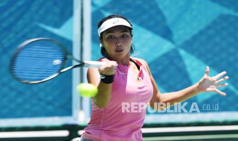 Petenis Jawa Timur Aldila Sutjiadi mengembalikan bola ke arah lawannya petenis Jawa Tengah Alif Nafiah dalam babak perempat final tenis beregu putri di Jayapura, Papua, Rabu (29/9/2021). 