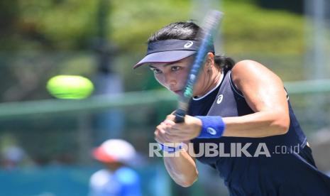 Petenis Jawa Timur Aldila Sutjiadi mengembalikan bola ke arah lawannya petenis Papua Novela Rezha dalam partai semi final tenis beregu putri PON Papua di Jayapura, Papua, Kamis (30/9/2021). Jawa Timur berhasil melaju ke final setelah menang dengan skor 2-1.