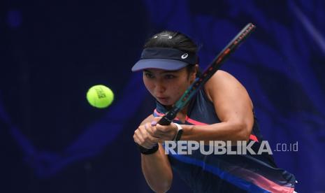 Petenis Jawa Timur Aldila Sutjiadi mengembalikan bola kearah lawannya petenis DKI Jakarta Putu Kevlaih dalam turnamen Mandiri Tennis Open 2022 di Jakarta, Selasa (9/2/2022). Turnamen tenis nasional yang menyediakan total hadiah sebesar Rp200 juta tersebut akan berlangsung hingga 13 Februari 2022. 