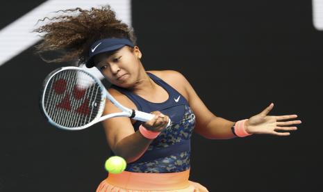 Petenis Jepang Naomi Osaka melakukan pukulan forehand kepada pemain Spanyol Garbine Muguruza pada pertandingan putaran keempat mereka di kejuaraan tenis Australia Terbuka di Melbourne, Australia, Minggu, 14 Februari 2021. 