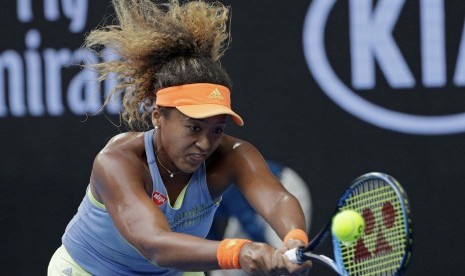 Petenis Jepang, Naomi Osaka, melepaskan pukulan backhand saat menghadapi petenis Australia, Ashleigh Barty, dalam pertandingan putaran ketiga turnamen tenis Australia Terbuka di Melbourne, Australia, Sabtu (20/1). 