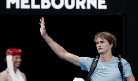 Petenis Jerman, Alexander Zverev, melambaikan tangan. Zverev meyakini ia mungkin telah terinfeksi virus corona sebelum bermain di Australia Open 2020 yang digelar di Melbourne.