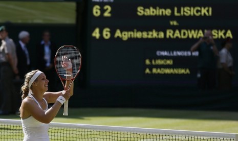  Petenis Jerman, Sabine Lisicki meluapkan kegembiraan setelah menumbangkan petenis Polandia Agnieszka Radwanska di babak semi final Wimbledon, Kamis (4/7). Atas kemenangan ini Lisicki berhak ke babak final. 