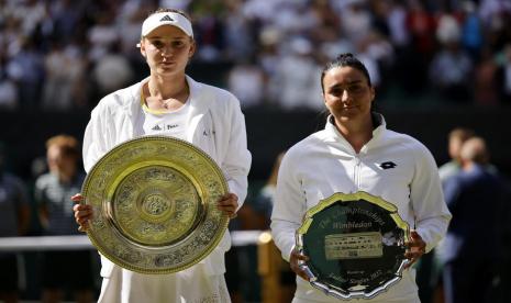 Petenis Kazakhstan Elena Rybakina (kiri) berfoto bersama Ons Jabeur yang dikalahkannya di final tunggal putri WImbledon 2022.