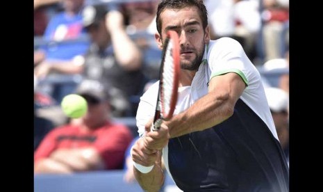 Petenis Kroasia, Marin Cilic, melepaskan pukulan saat menghadapi petenis Afrika Selatan, Kevin Anderson, di laga putaran ketiga turnamen Amerika Terbuka di Flushing Meadows, New York, Amerika Serikat, Ahad (31/8). 