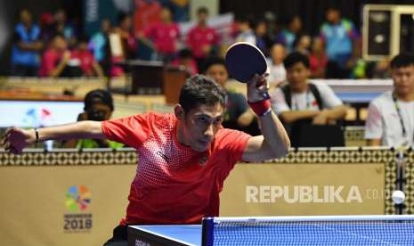 Petenis meja Indonesia David Jacobs berusaha mengembalikan bola kepada petenis meja Cina Liao Han pada babak final tenis meja putra TT10 Asian Para Games 2018 di Ecovention, Ancol, Jakarta, Selasa (9/10). 