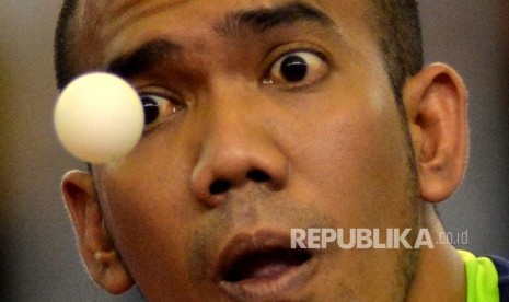 Petenis meja Jatim M. Hussein mengembalikan bola kepada lawanya petenis meja Jabar Yon Mardiono pada pertandingan sesi 2 final tenis meja beregu putra PON XIX di Gelanggang Olahraga ITB Jatinangor, Sumedang, Jabar, Sabtu (24/9).