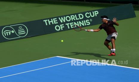 Petenis Muhammad Rifqi Fitriadi berlatih jelang Playoff Grup II Piala Davis di Stadion Tenis Gelora Bung Karno, Jakarta, Rabu (2/3/2022). Tim Piala Davis Indonesia akan menghadapi tim Venezuela dalam pertandingan playoff pada 4-5 Maret 2022. 