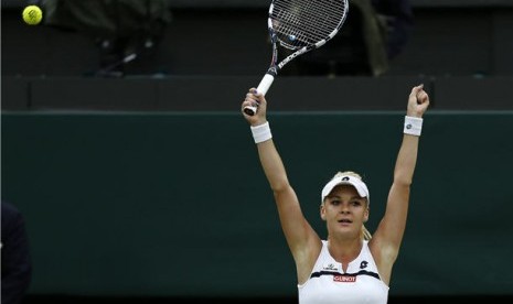 Petenis Polandia, Agnieszka Radwanska, meluapkan kegembiraannya usai mengalahkan petenis Cina, Li Na, di perempat final Wimbledon di London, Inggris, Selasa (2/7). 