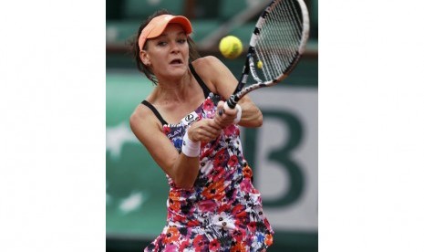 Petenis Polandia, Agnieszka Radwanska, membalikkan pukulan petenis Cina, Zhang Shuai, dalam pertandingan tunggal putri Prancis Terbuka di Roland Garros, Paris, Ahad (25/5). 