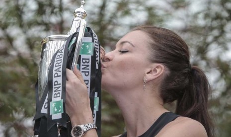 Petenis Polandia, Agnieszka Radwanska, mencium trofi Billie Jean King usai menjuarai BNP Paribas WTA Finals 2015 di Singapura pada 2 November 2015. 