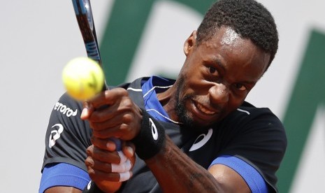 Petenis Prancis, Gael Monfils, membalikan bola saat menghadapi petenis Belgia, David Goffin, di putaran ketiga turnamen Prancis Terbuka di Stadion Roland Garros, Paris, Prancis, Sabtu (2/6). 