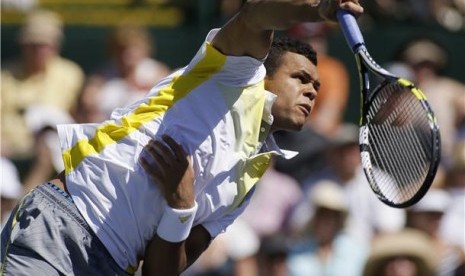  Petenis Prancis, Jo-Wilfried Tsonga, melepaskan servis saat menghadapi petenis Kanada, Milos Raonic, di turnamen tenis BNP Paribas Terbuka di Indian Wells, California, Rabu (13/3).